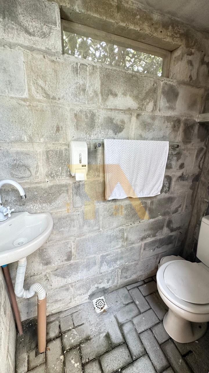 Casa à venda em Garopaba-SC, bairro Encantada: 1 quarto, 2 salas, 1 banheiro, 2 vagas de garagem, 60m² de área, amplo terreno de 700m2, lindo jardim.
