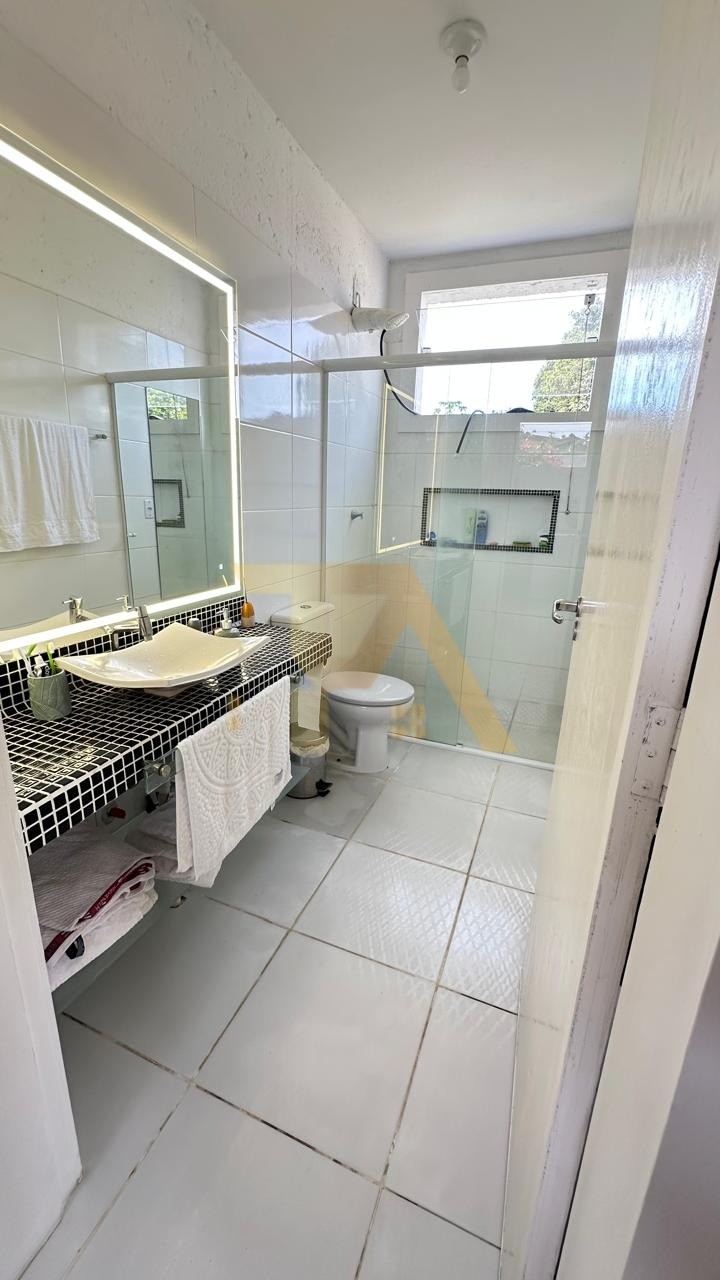 Casa à venda em Garopaba-SC, bairro Encantada: 1 quarto, 2 salas, 1 banheiro, 2 vagas de garagem, 60m² de área, amplo terreno de 700m2, lindo jardim.