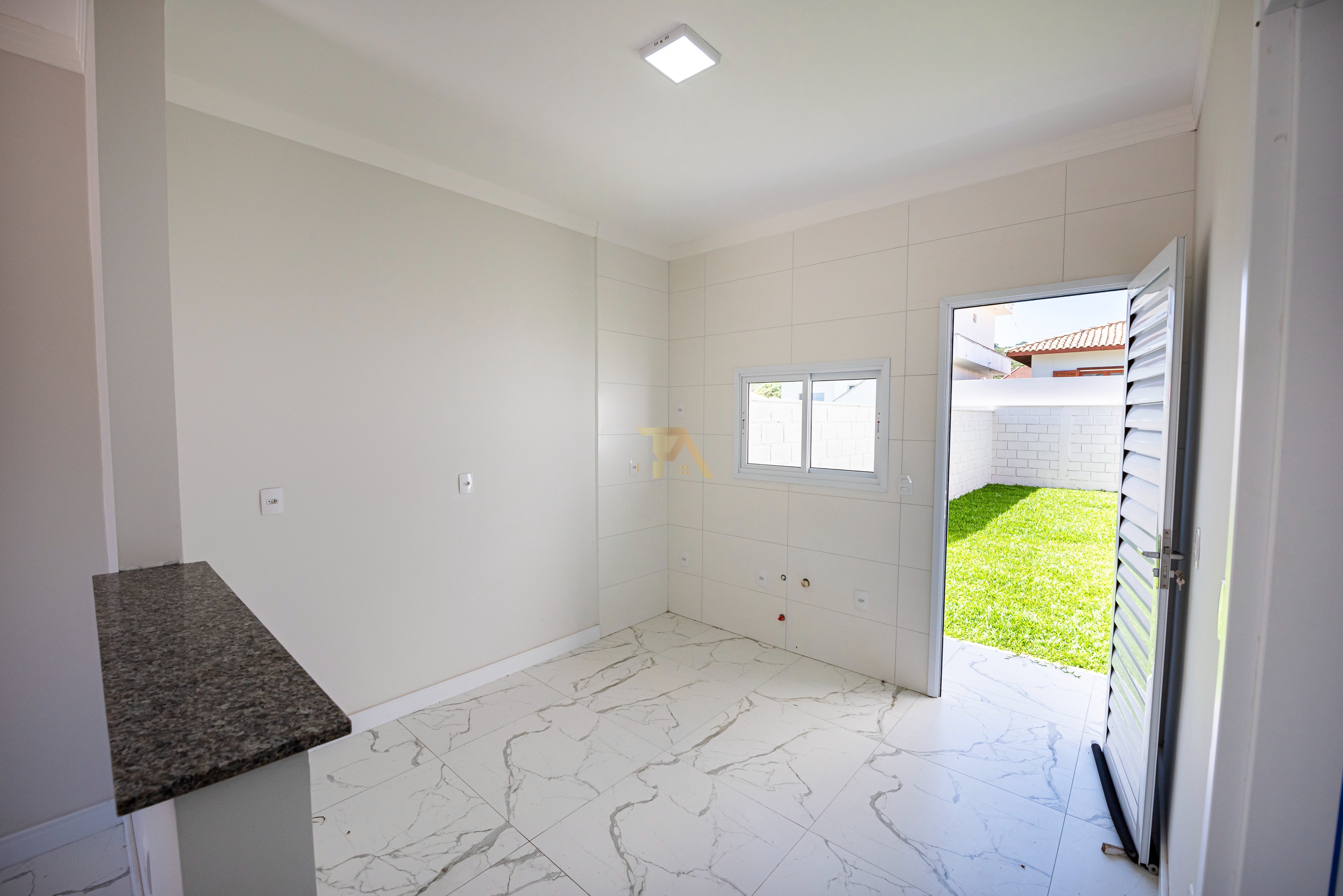 Casa com 2 Dormitórios à venda, 69 m² por R$ 435.000,00 Casa com 2 Dormitórios à venda, 69 m² por R$ 435.000,00