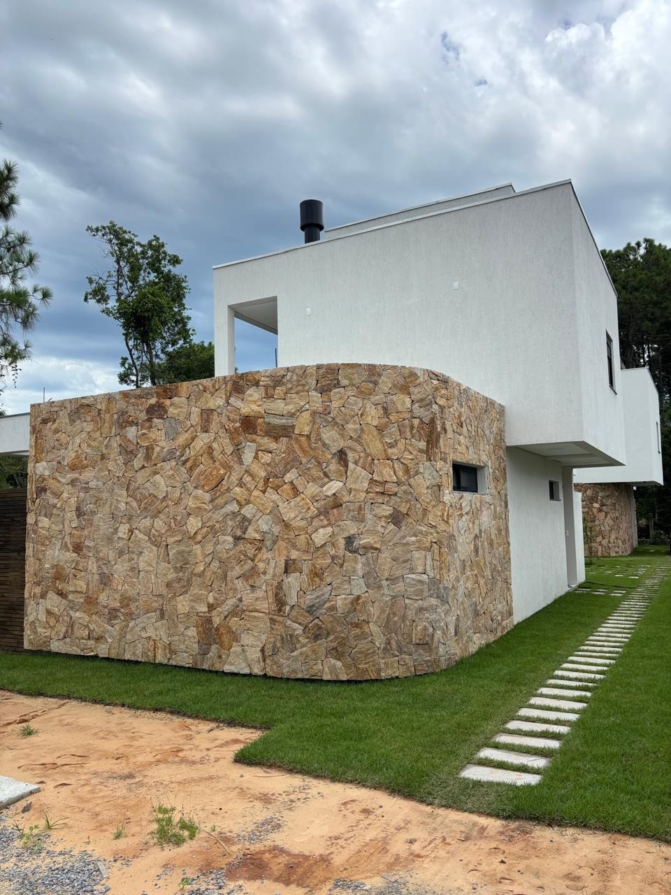 Casa à Venda em Garopaba-SC: Conforto, Segurança e Qualidade de Vida! Unidade 1 na Planta e Unidade 2 Pronta para Morar. Venha Conhecer!