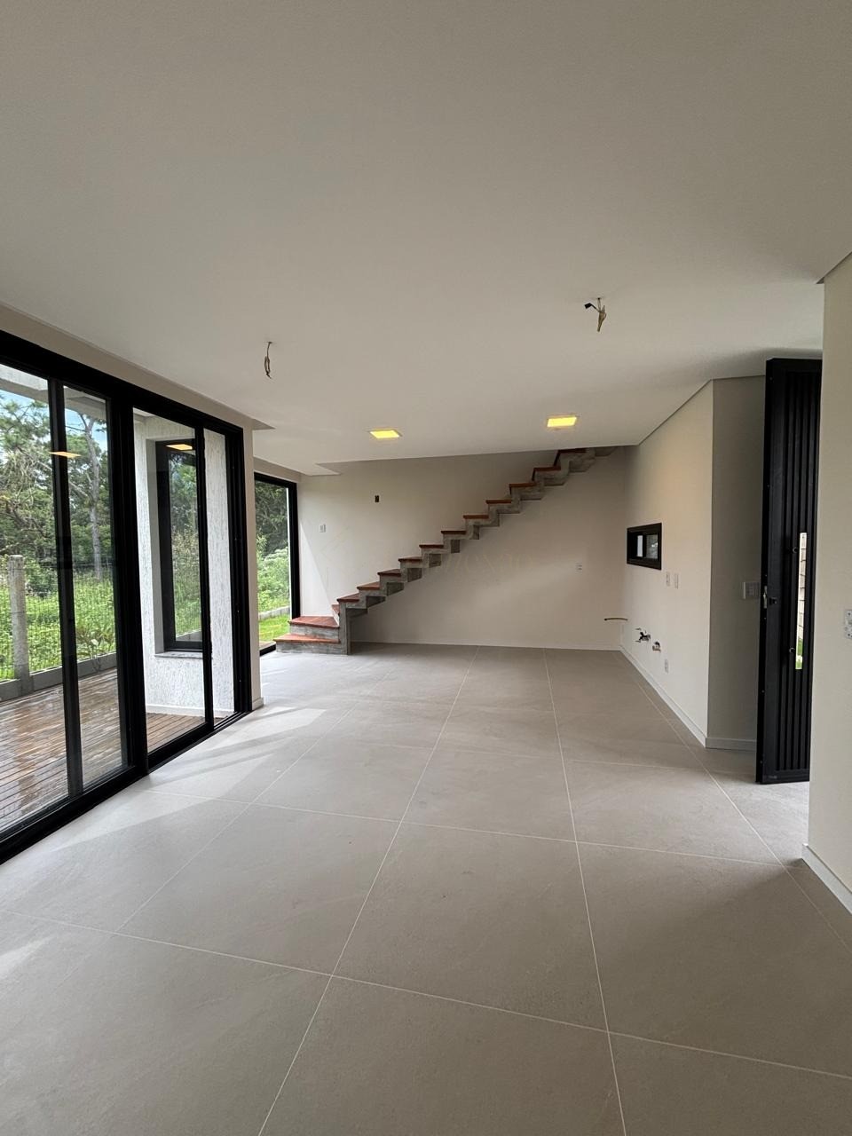 Casa à Venda em Garopaba-SC: Conforto, Segurança e Qualidade de Vida! Unidade 1 na Planta e Unidade 2 Pronta para Morar. Venha Conhecer!