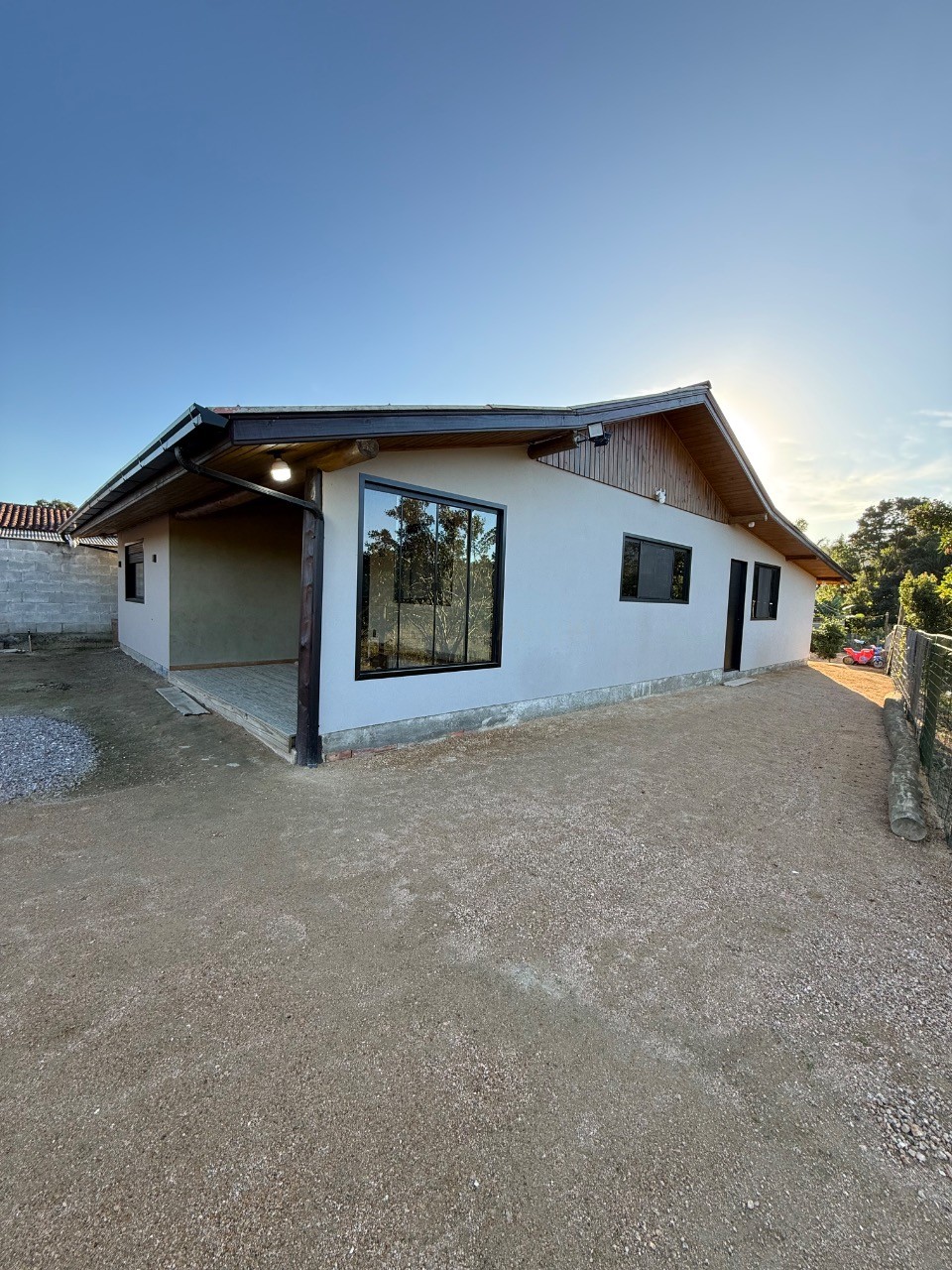 Imperdível residência à venda em Garopaba-SC, bairro Ressacada: 3 quartos, 2 salas, 5 vagas e 980m² de área!