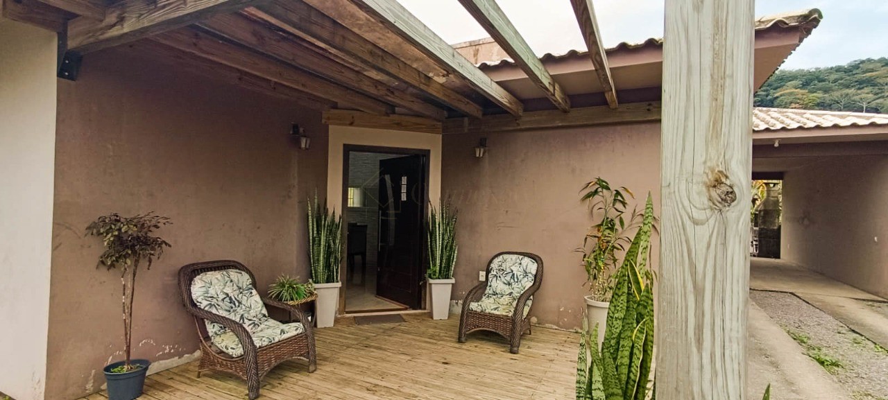 Imóvel Residencial à Venda em Garopaba-SC - 3 Quartos, 1 Suíte, 4 Vagas de Garagem e 170m² de Área