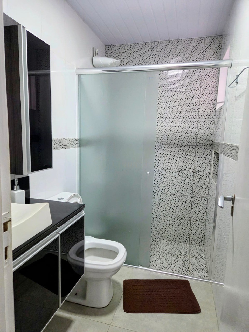 Casa à Venda em Garopaba-SC, Centro: 7 Quartos, 1 Suíte, 4 Salas, 5 Banheiros, 6 Vagas de Garagem - 346m² de Área