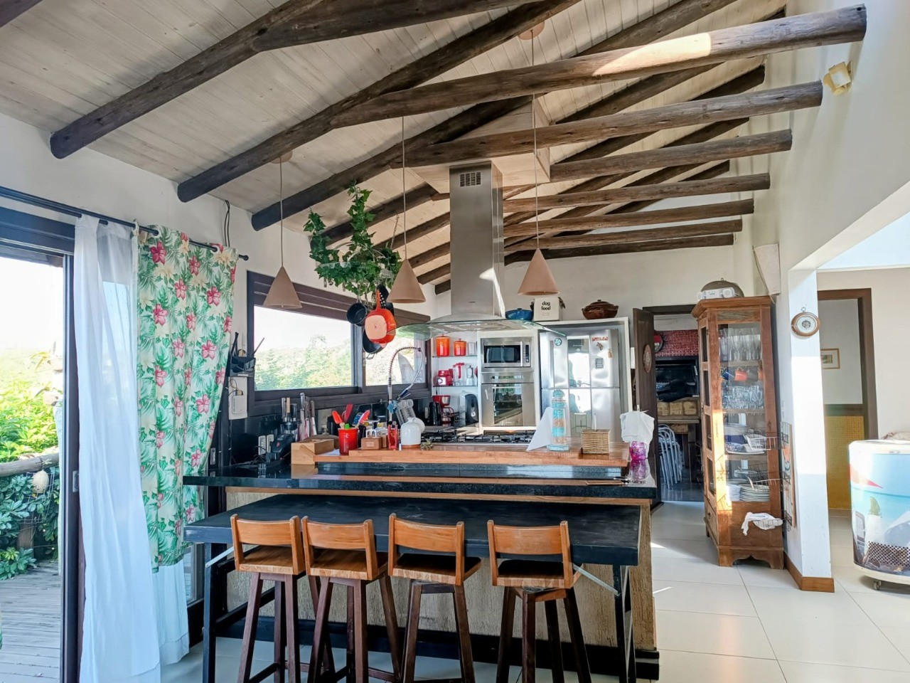 Casa à venda em Garopaba-SC, bairro Ferraz. 3 quartos, 2 suítes, 1 sala, 3 banheiros, 2 vagas de garagem. Aproveite!