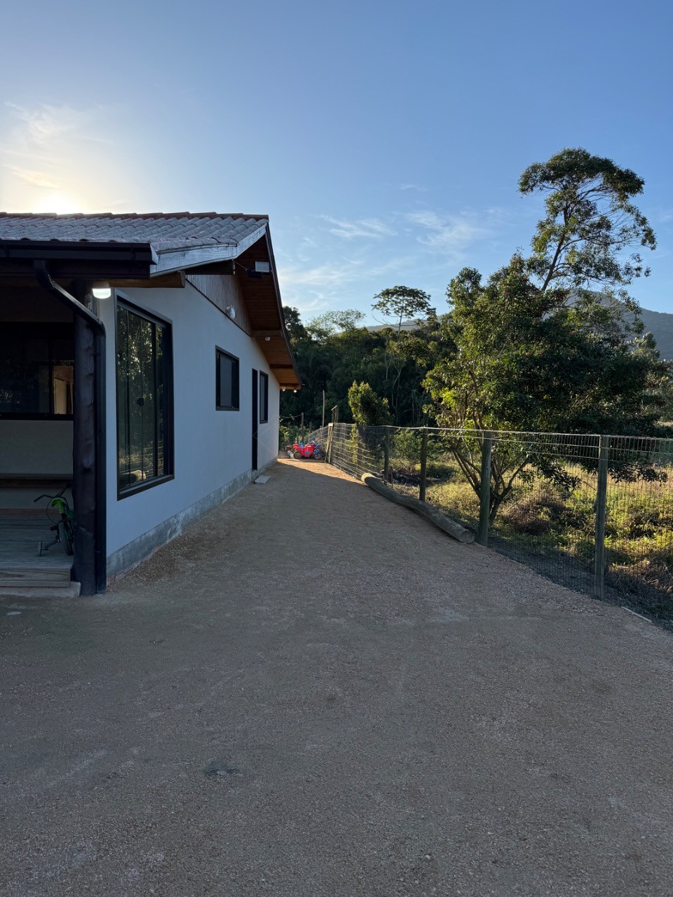 Imperdível residência à venda em Garopaba-SC, bairro Ressacada: 3 quartos, 2 salas, 5 vagas e 980m² de área!