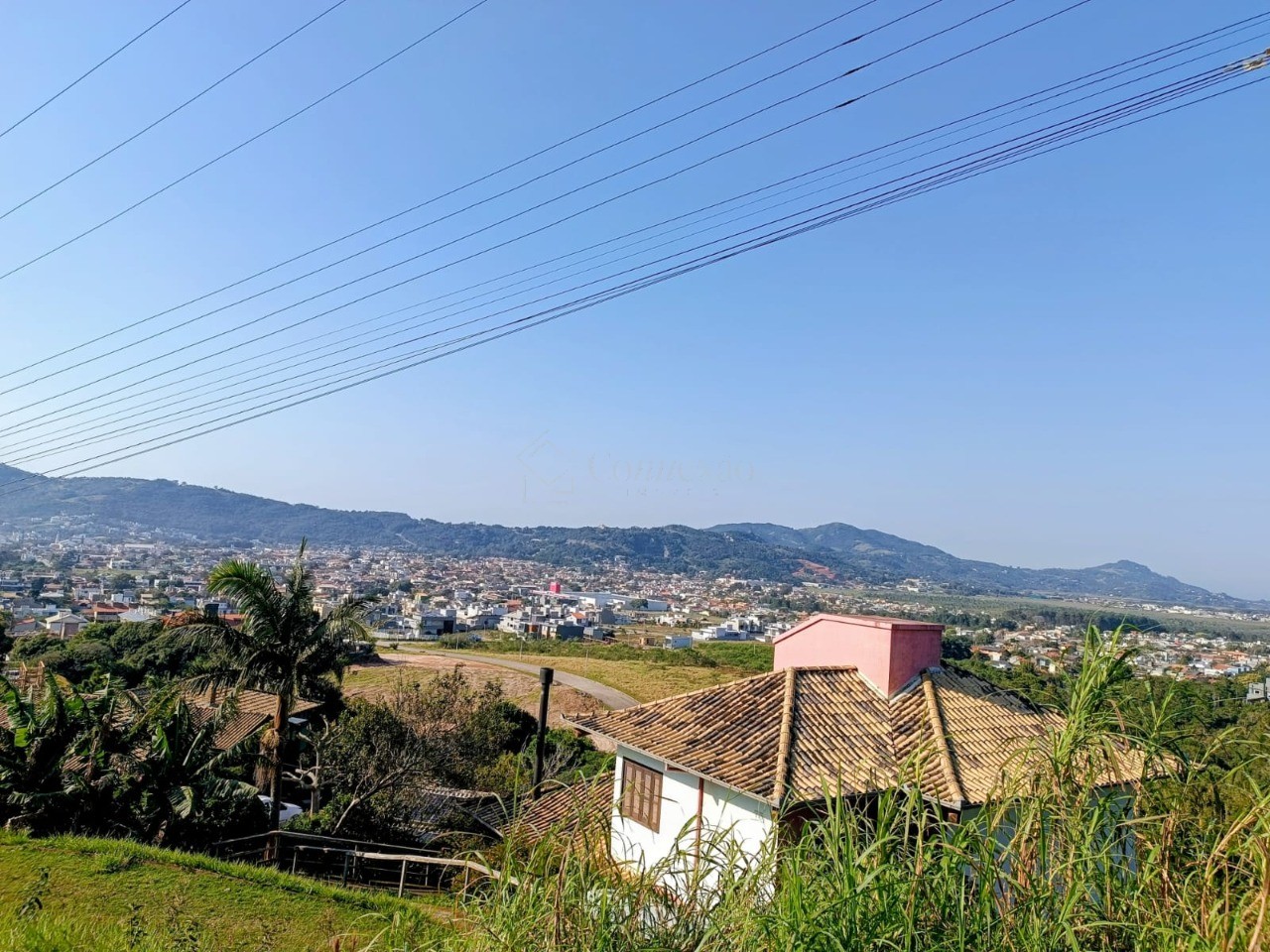 Casa à venda em Garopaba-SC, bairro Ferraz. 3 quartos, 2 suítes, 1 sala, 3 banheiros, 2 vagas de garagem. Aproveite!