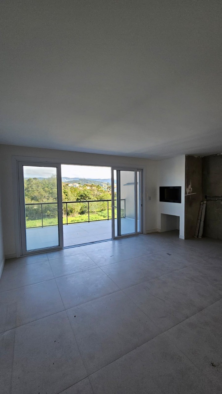 Casa de luxo à venda em Garopaba-SC, no Centro: 3 suítes, 2 salas, 3.5 banheiros, 2 vagas de garagem, 163m².