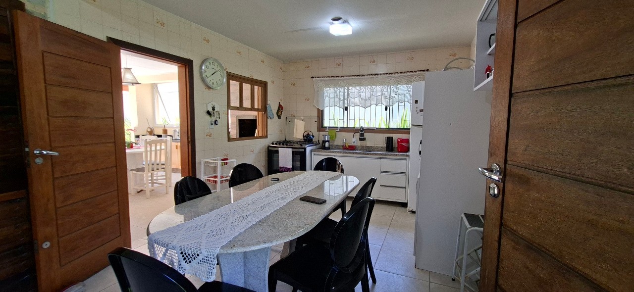 Imperdível casa à venda no Centro de Garopaba-SC com 5 quartos, 1 sala, 2 banheiros, 2 vagas de garagem!