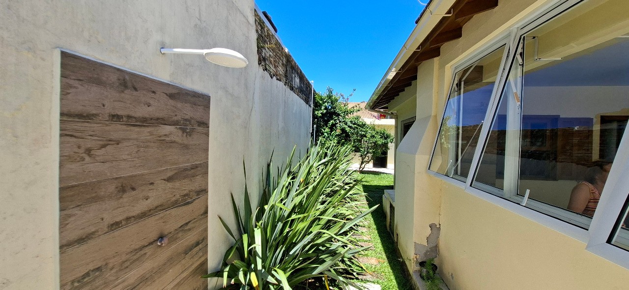 Imperdível casa à venda no Centro de Garopaba-SC com 5 quartos, 1 sala, 2 banheiros, 2 vagas de garagem!