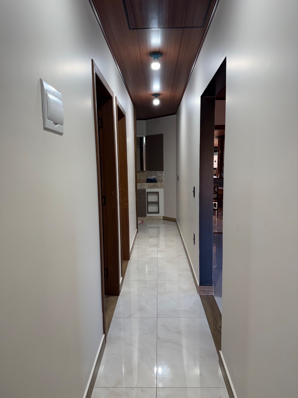 Imperdível residência à venda em Garopaba-SC, bairro Ressacada: 3 quartos, 2 salas, 5 vagas e 980m² de área!