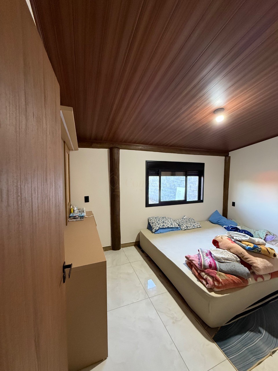 Imperdível residência à venda em Garopaba-SC, bairro Ressacada: 3 quartos, 2 salas, 5 vagas e 980m² de área!