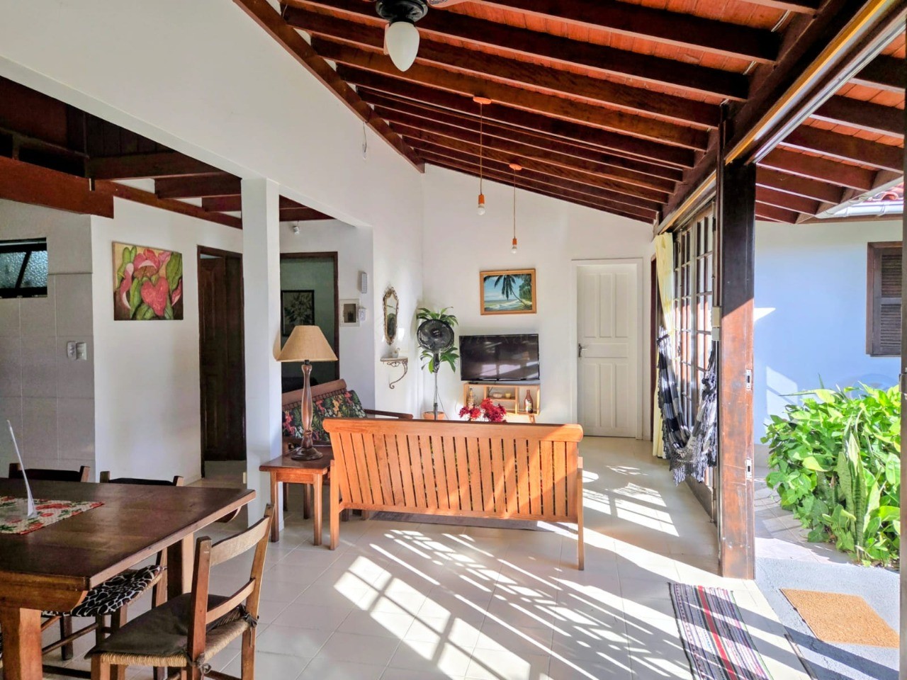 Imperdível! Casa à venda em Garopaba-SC, Centro: 4 quartos, 1 suíte, 2 salas, 3 banheiros, 2 vagas de garagem, 110m².