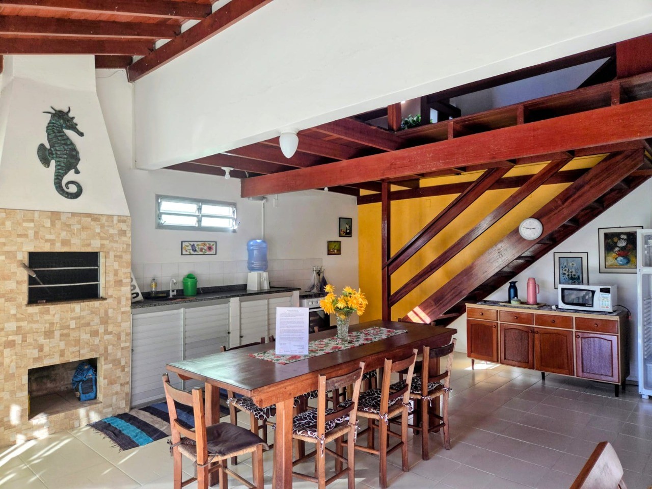 Imperdível! Casa à venda em Garopaba-SC, Centro: 4 quartos, 1 suíte, 2 salas, 3 banheiros, 2 vagas de garagem, 110m².