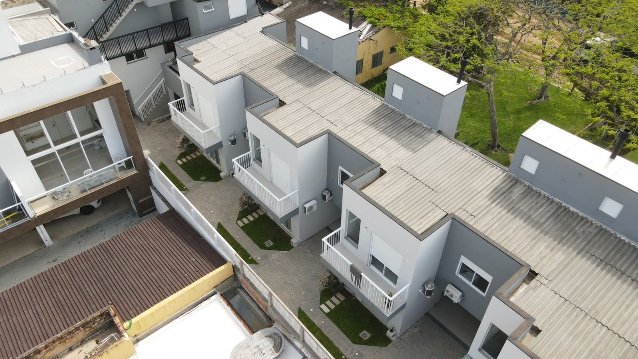 Sobrados no Centro de Garopaba: Casa à venda com 2 quartos, 2 banheiros e 91,37 m² - A partir de R$ 919 mil!