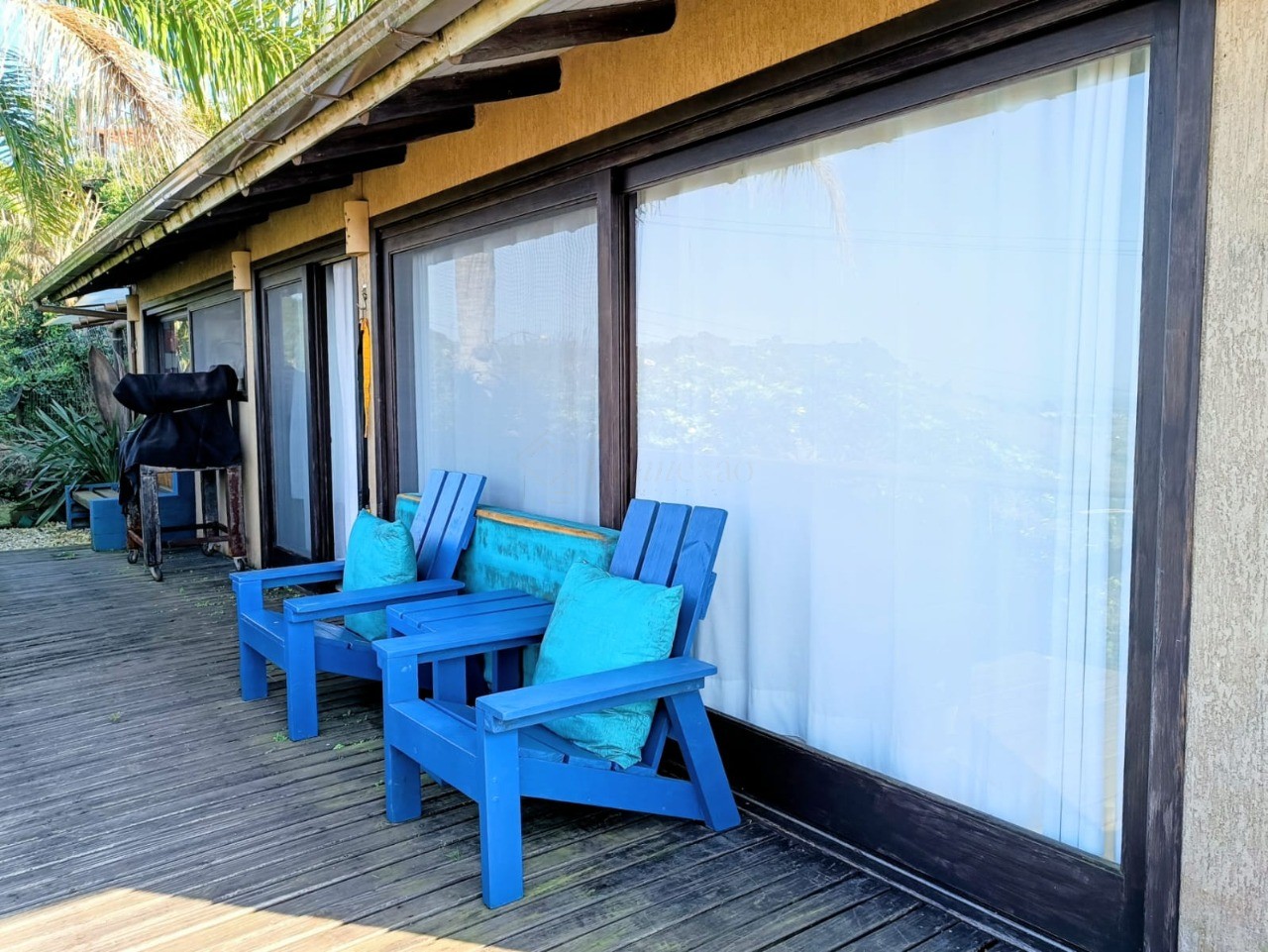 Casa à venda em Garopaba-SC, bairro Ferraz. 3 quartos, 2 suítes, 1 sala, 3 banheiros, 2 vagas de garagem. Aproveite!