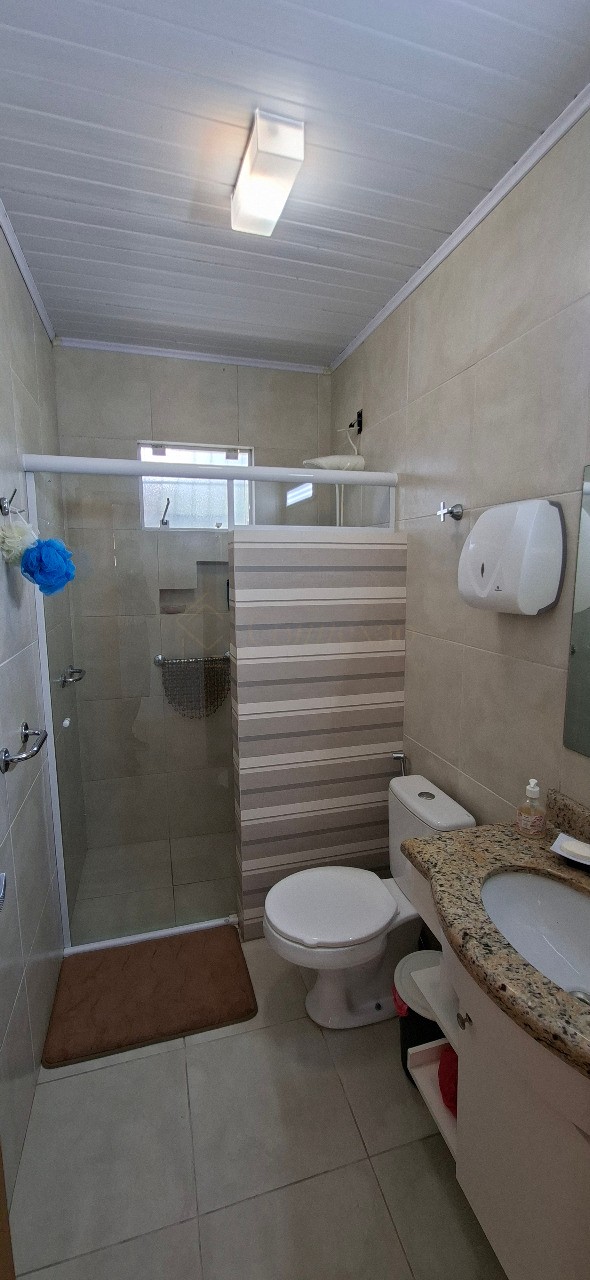 Imperdível casa à venda no Centro de Garopaba-SC com 5 quartos, 1 sala, 2 banheiros, 2 vagas de garagem!