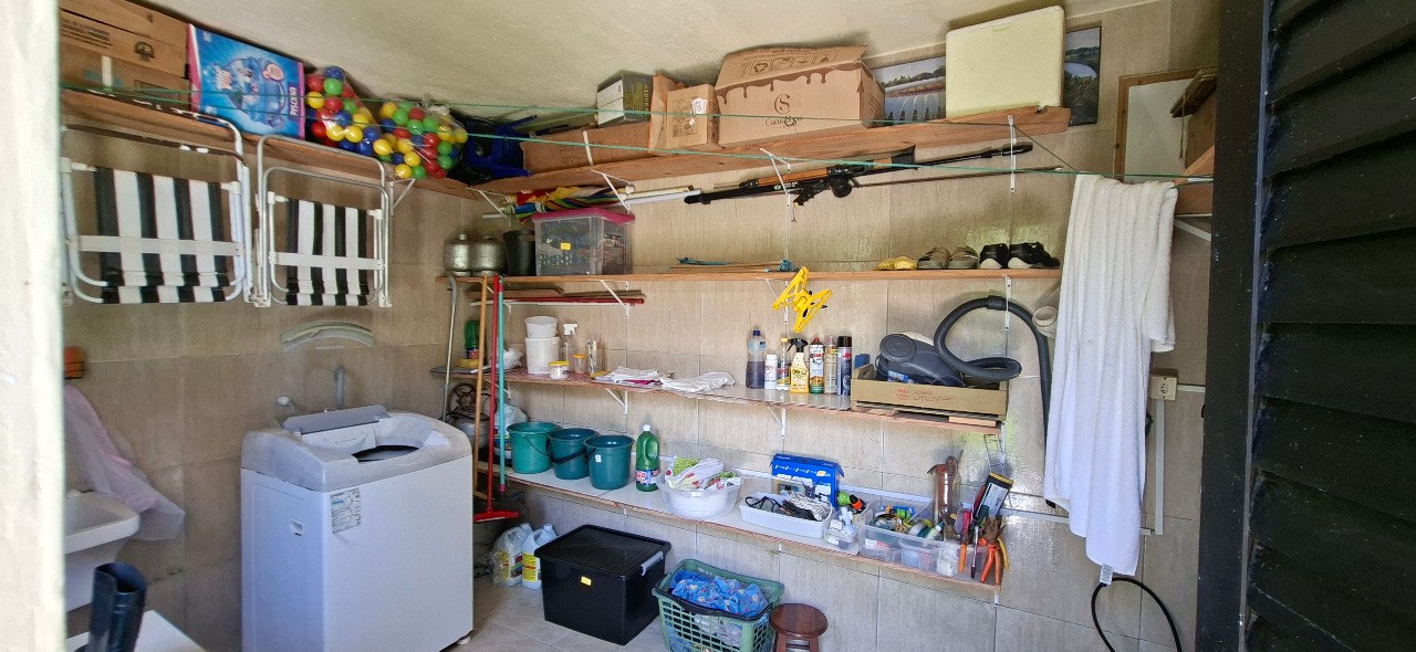 Imperdível casa à venda no Centro de Garopaba-SC com 5 quartos, 1 sala, 2 banheiros, 2 vagas de garagem!