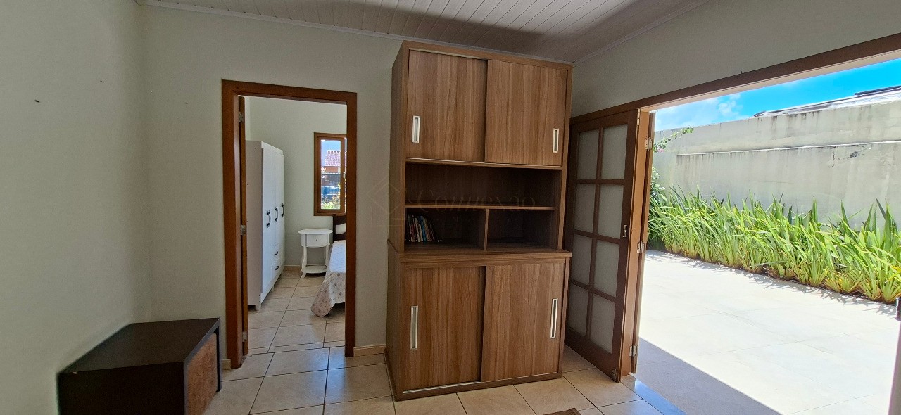 Imperdível casa à venda no Centro de Garopaba-SC com 5 quartos, 1 sala, 2 banheiros, 2 vagas de garagem!