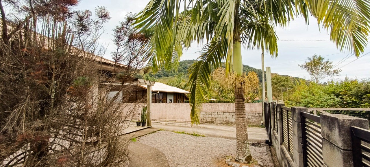 Imóvel Residencial à Venda em Garopaba-SC - 3 Quartos, 1 Suíte, 4 Vagas de Garagem e 170m² de Área