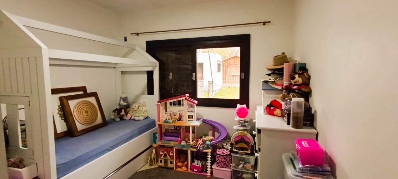 Imóvel Residencial à Venda em Garopaba-SC - 3 Quartos, 1 Suíte, 4 Vagas de Garagem e 170m² de Área