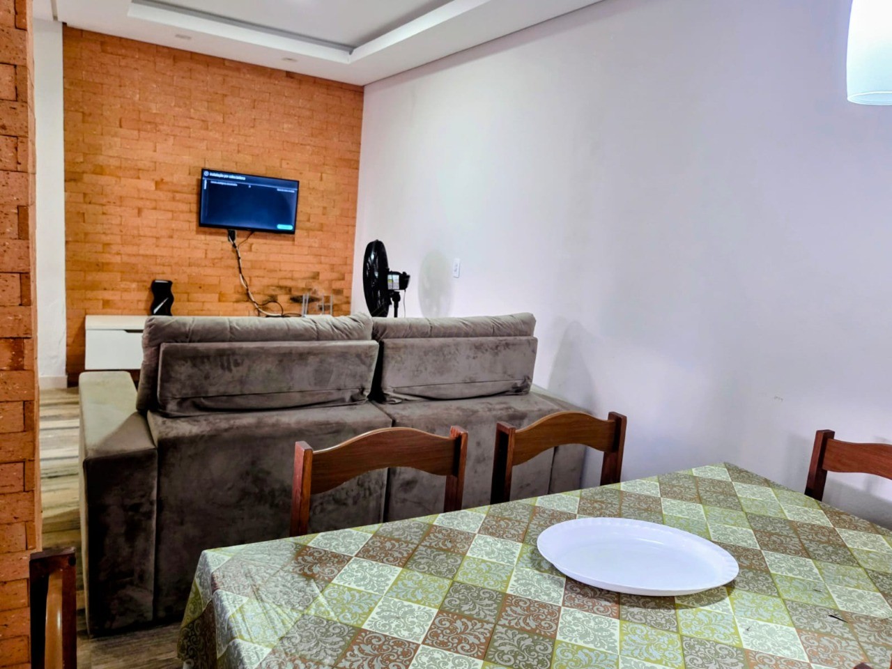 Casa à Venda em Garopaba-SC, Centro: 7 Quartos, 1 Suíte, 4 Salas, 5 Banheiros, 6 Vagas de Garagem - 346m² de Área