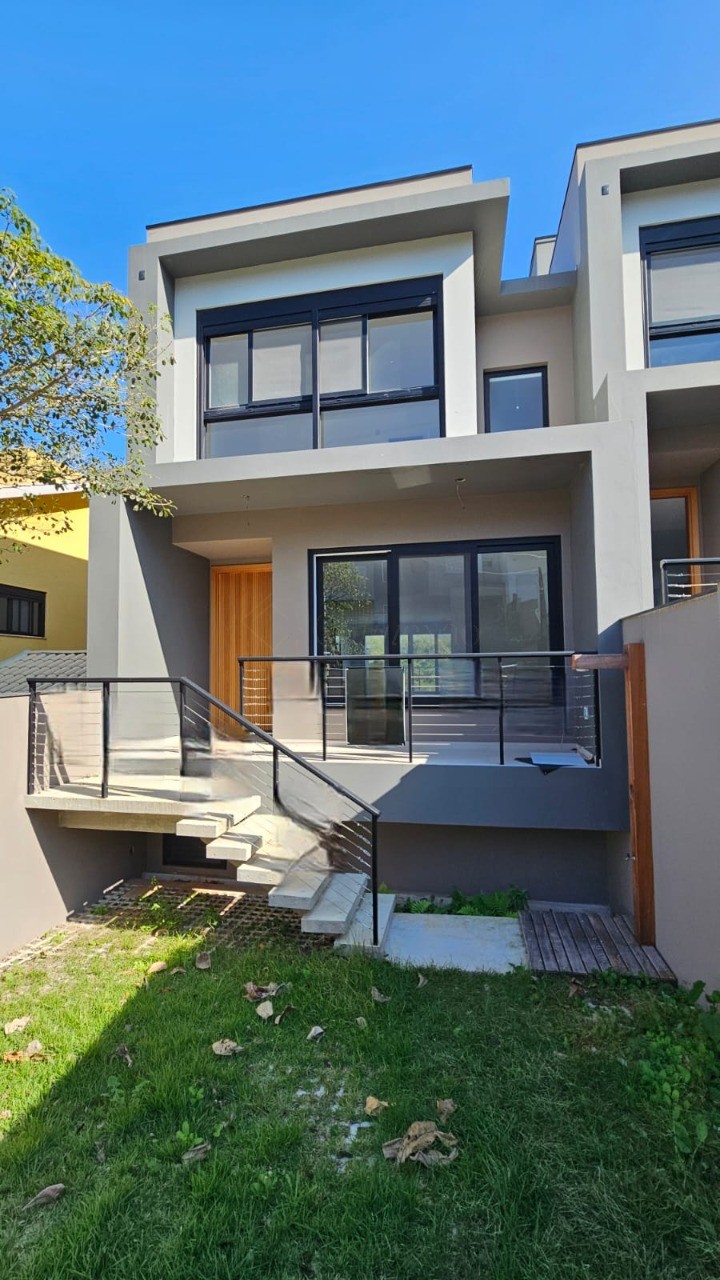 Casa de luxo à venda em Garopaba-SC, no Centro: 3 suítes, 2 salas, 3.5 banheiros, 2 vagas de garagem, 163m².