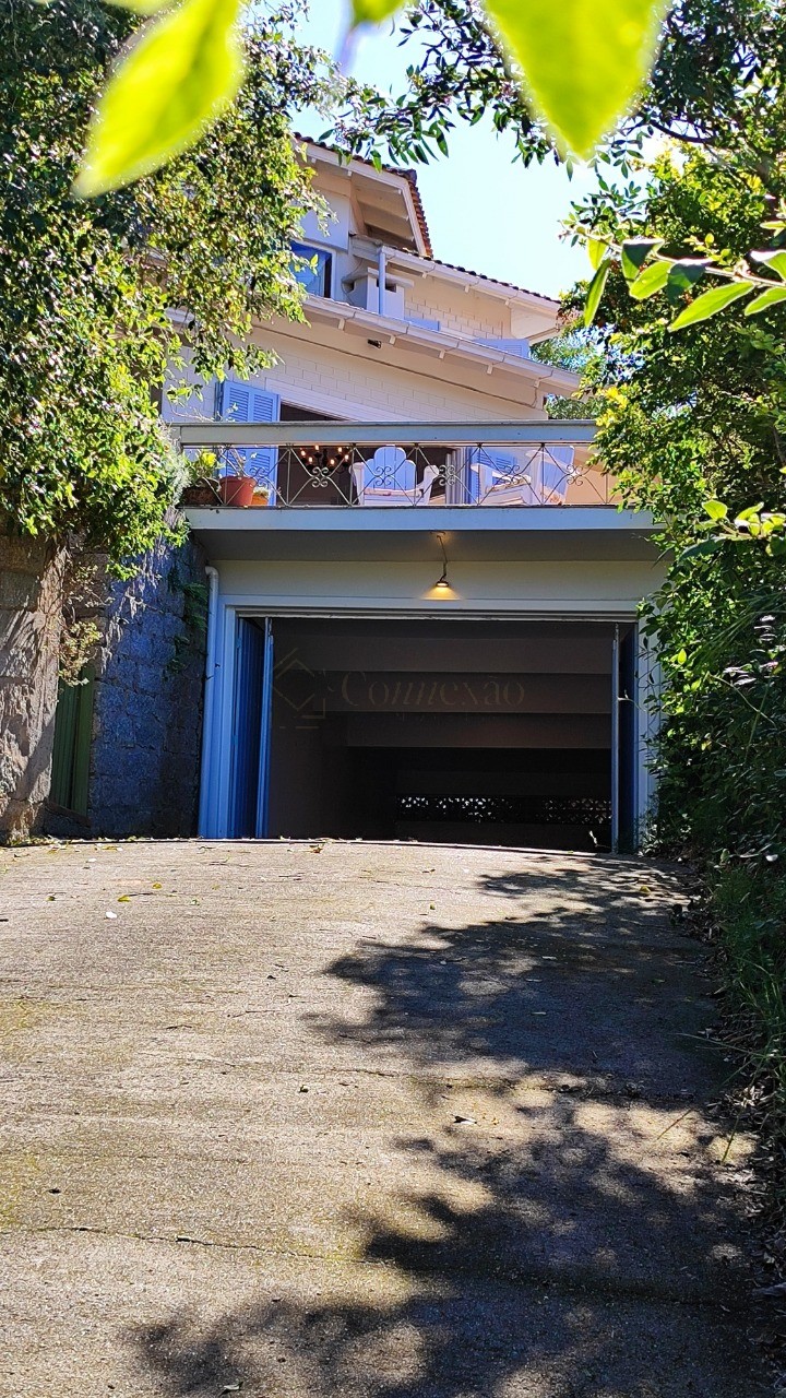 Imperdível casa à venda no Village, Garopaba-SC: 4 quartos, 2 suítes, 3 salas, 2 banheiros, 5 vagas, 290m²!