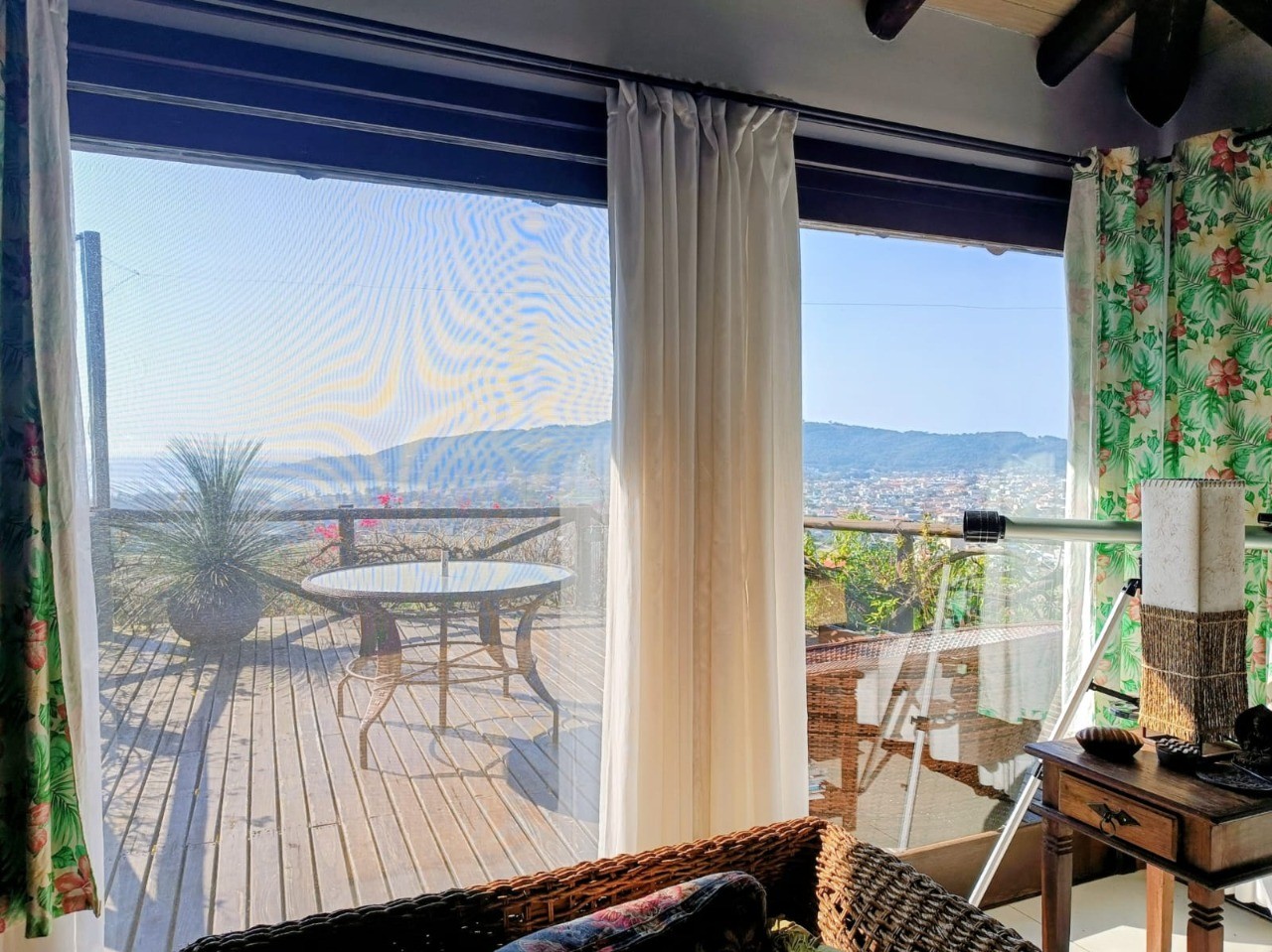 Casa à venda em Garopaba-SC, bairro Ferraz. 3 quartos, 2 suítes, 1 sala, 3 banheiros, 2 vagas de garagem. Aproveite!