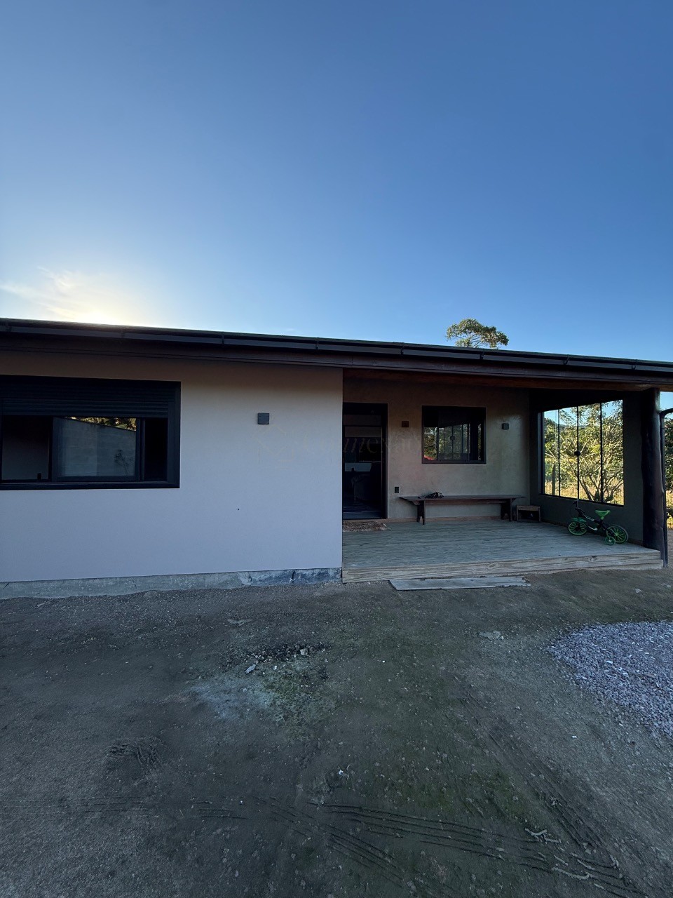 Imperdível residência à venda em Garopaba-SC, bairro Ressacada: 3 quartos, 2 salas, 5 vagas e 980m² de área!