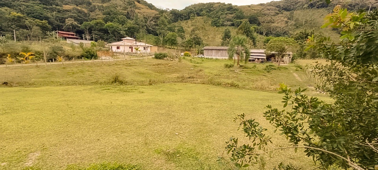 Imóvel Residencial à Venda em Garopaba-SC - 3 Quartos, 1 Suíte, 4 Vagas de Garagem e 170m² de Área