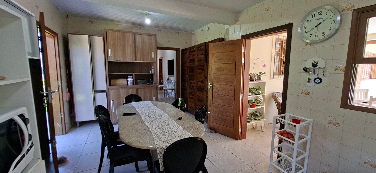 Imperdível casa à venda no Centro de Garopaba-SC com 5 quartos, 1 sala, 2 banheiros, 2 vagas de garagem!