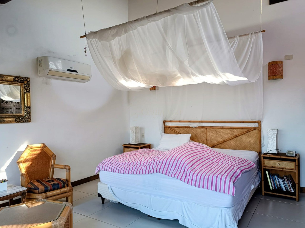 Casa à venda em Garopaba-SC, bairro Ferraz. 3 quartos, 2 suítes, 1 sala, 3 banheiros, 2 vagas de garagem. Aproveite!