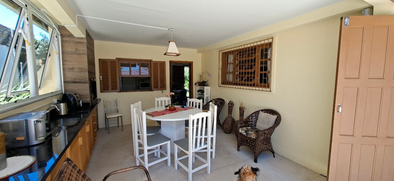 Imperdível casa à venda no Centro de Garopaba-SC com 5 quartos, 1 sala, 2 banheiros, 2 vagas de garagem!