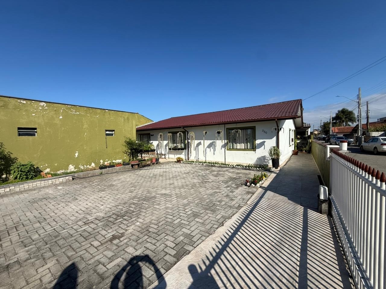 Maravilhosa Casa à Venda em Garopaba-SC, Campo Duna: 4 Quartos, 3 Salas, 5 Vagas de Garagem e 350 m² de Área construída.