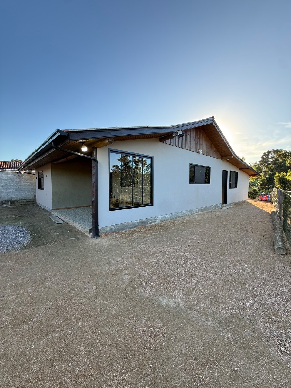 Imperdível residência à venda em Garopaba-SC, bairro Ressacada: 3 quartos, 2 salas, 5 vagas e 980m² de área!