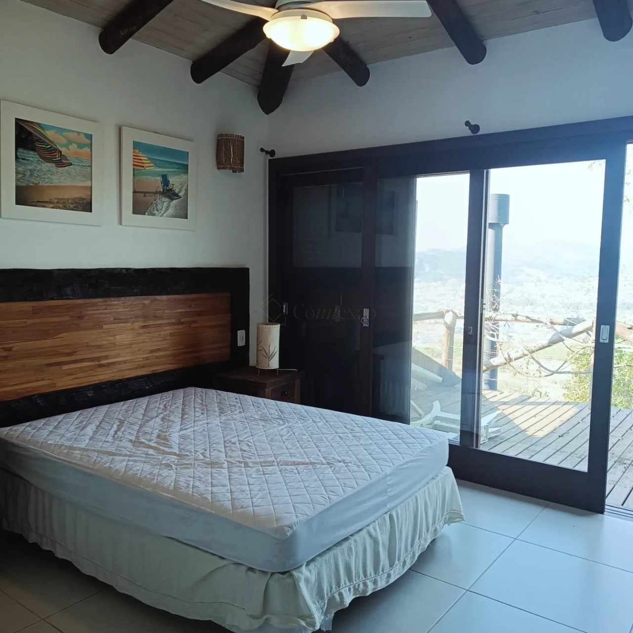 Casa à venda em Garopaba-SC, bairro Ferraz. 3 quartos, 2 suítes, 1 sala, 3 banheiros, 2 vagas de garagem. Aproveite!