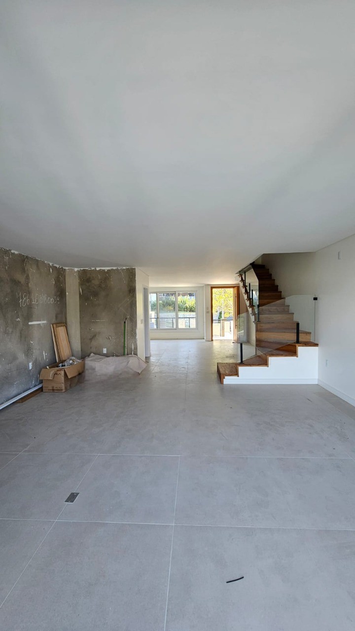 Casa de luxo à venda em Garopaba-SC, no Centro: 3 suítes, 2 salas, 3.5 banheiros, 2 vagas de garagem, 163m².