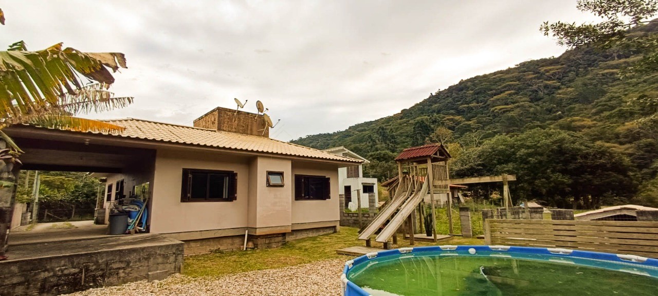 Imóvel Residencial à Venda em Garopaba-SC - 3 Quartos, 1 Suíte, 4 Vagas de Garagem e 170m² de Área