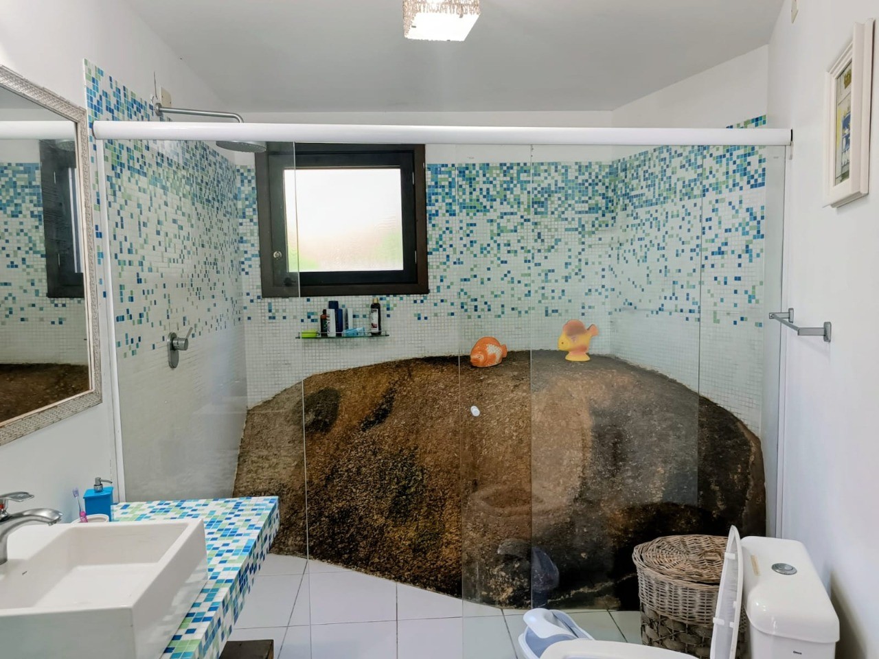 Casa à venda em Garopaba-SC, bairro Ferraz. 3 quartos, 2 suítes, 1 sala, 3 banheiros, 2 vagas de garagem. Aproveite!