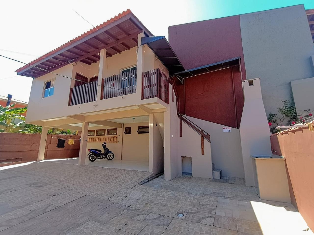 Imperdível Residencial à Venda em Garopaba-SC no Centro Histórico: 10 Quartos, 2 Suítes, 5 Vagas, 172m² de Área. Ideal para Pousada e Locação.