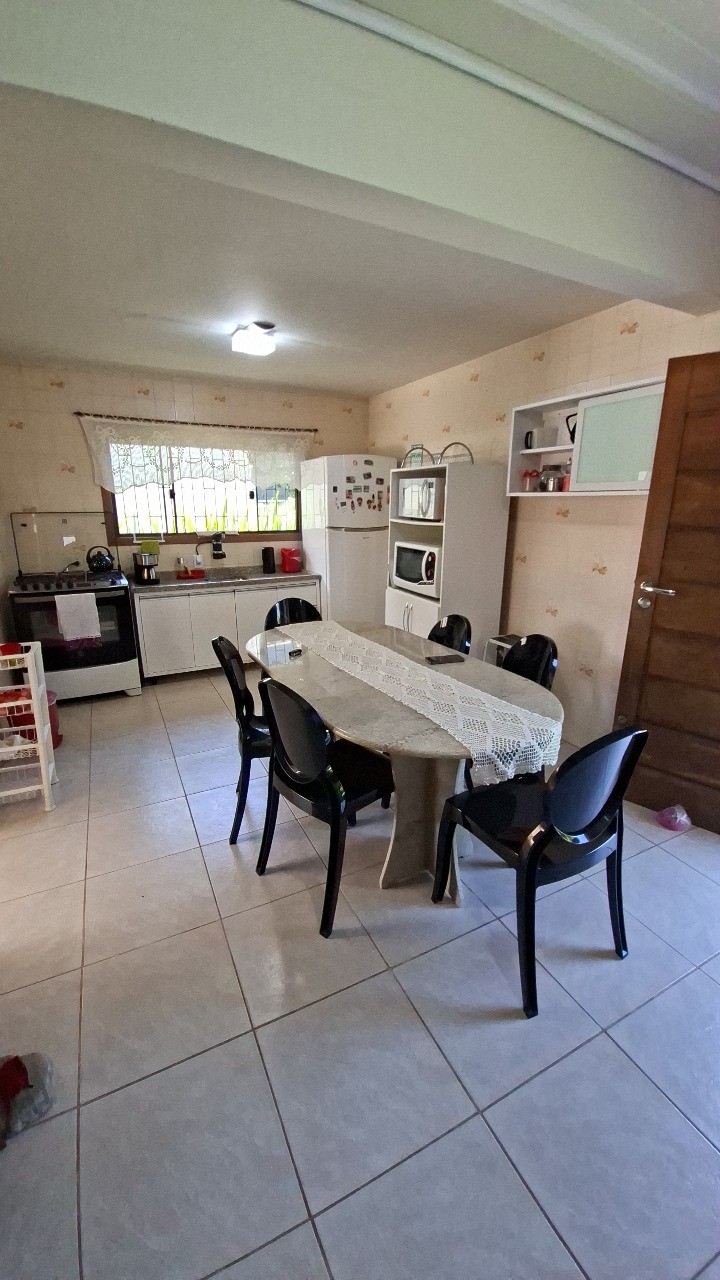 Imperdível casa à venda no Centro de Garopaba-SC com 5 quartos, 1 sala, 2 banheiros, 2 vagas de garagem!