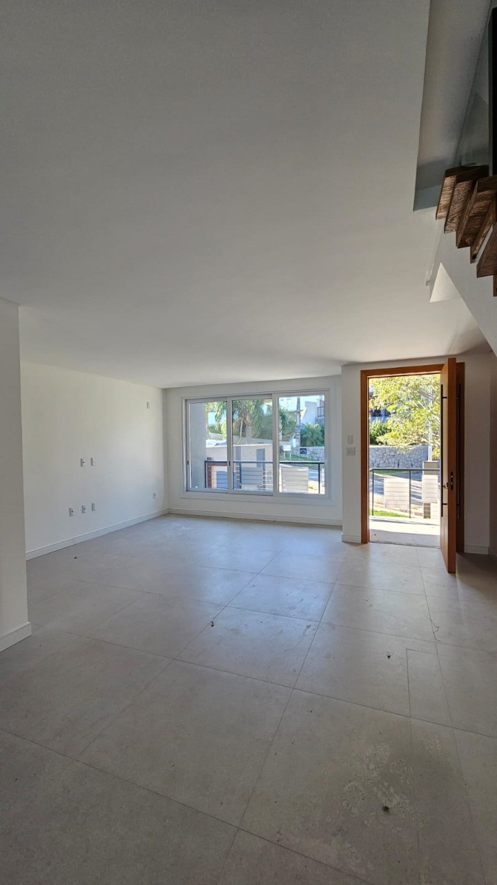 Casa de luxo à venda em Garopaba-SC, no Centro: 3 suítes, 2 salas, 3.5 banheiros, 2 vagas de garagem, 163m².