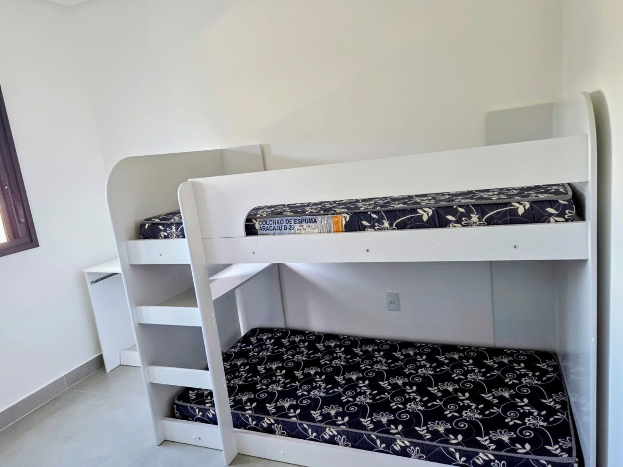 Casa à venda em Garopaba-SC, bairro Quinta dos Açores: 3 quartos, 1 suíte, 1 sala, 3 banheiros, garagem e 106,52 m².