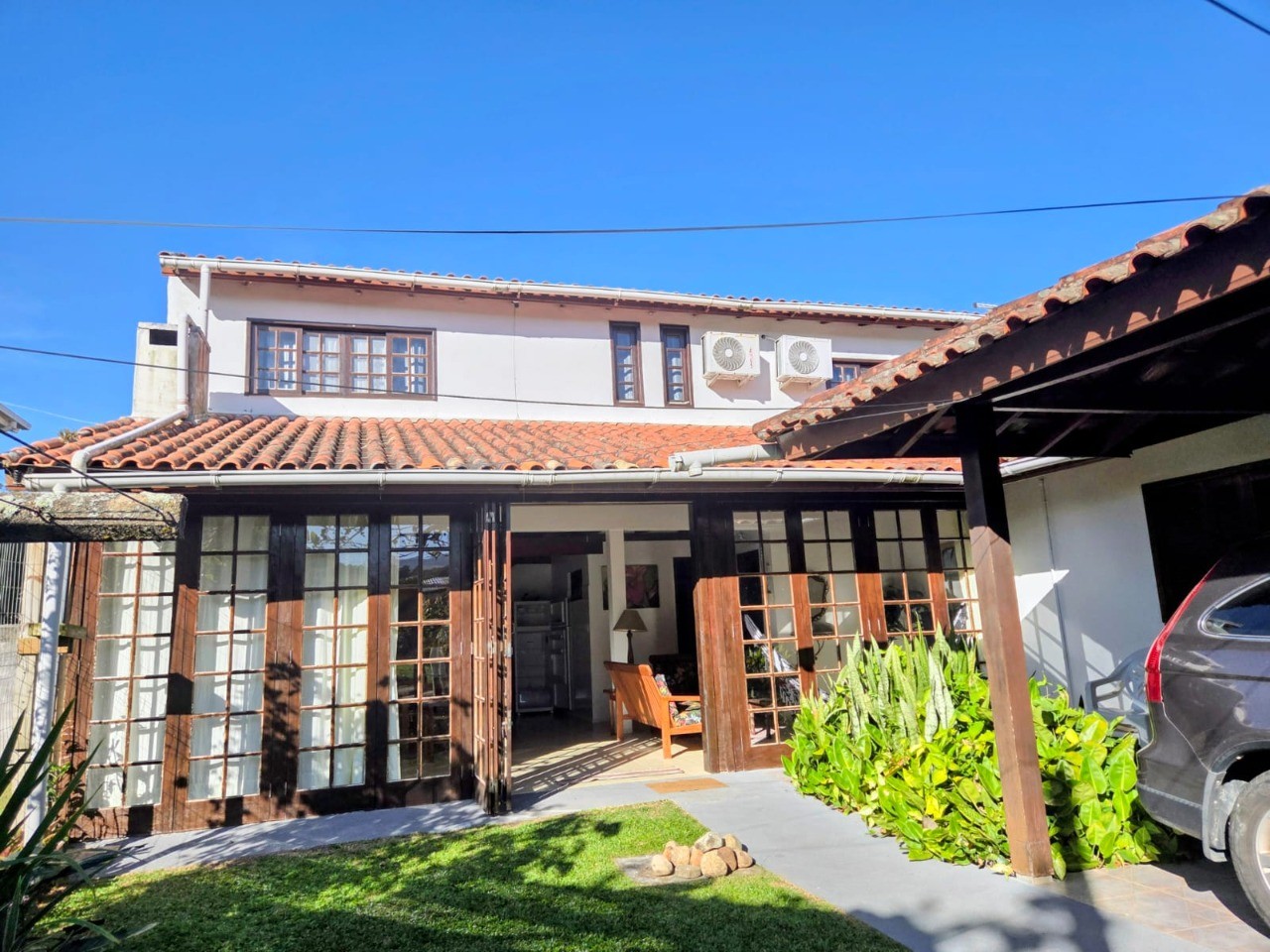 Imperdível! Casa à venda em Garopaba-SC, Centro: 4 quartos, 1 suíte, 2 salas, 3 banheiros, 2 vagas de garagem, 110m².