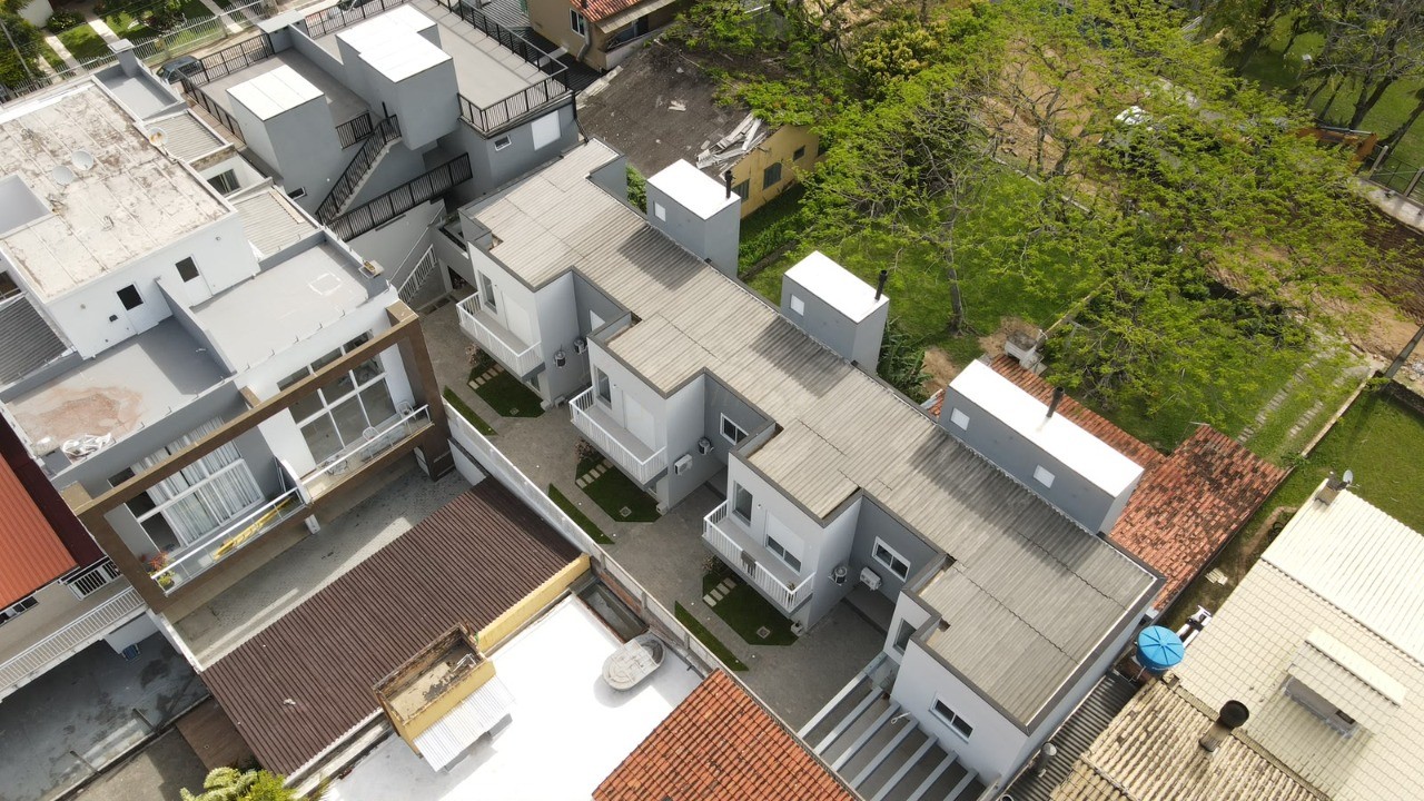 Sobrados no Centro de Garopaba: Casa à venda com 2 quartos, 2 banheiros e 91,37 m² - A partir de R$ 919 mil!