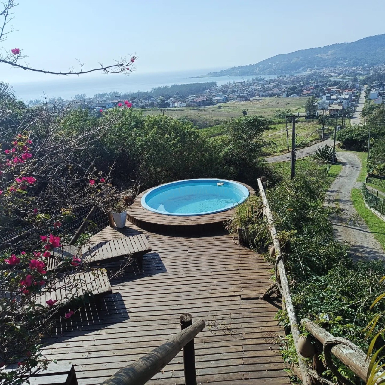 Casa à venda em Garopaba-SC, bairro Ferraz. 3 quartos, 2 suítes, 1 sala, 3 banheiros, 2 vagas de garagem. Aproveite!