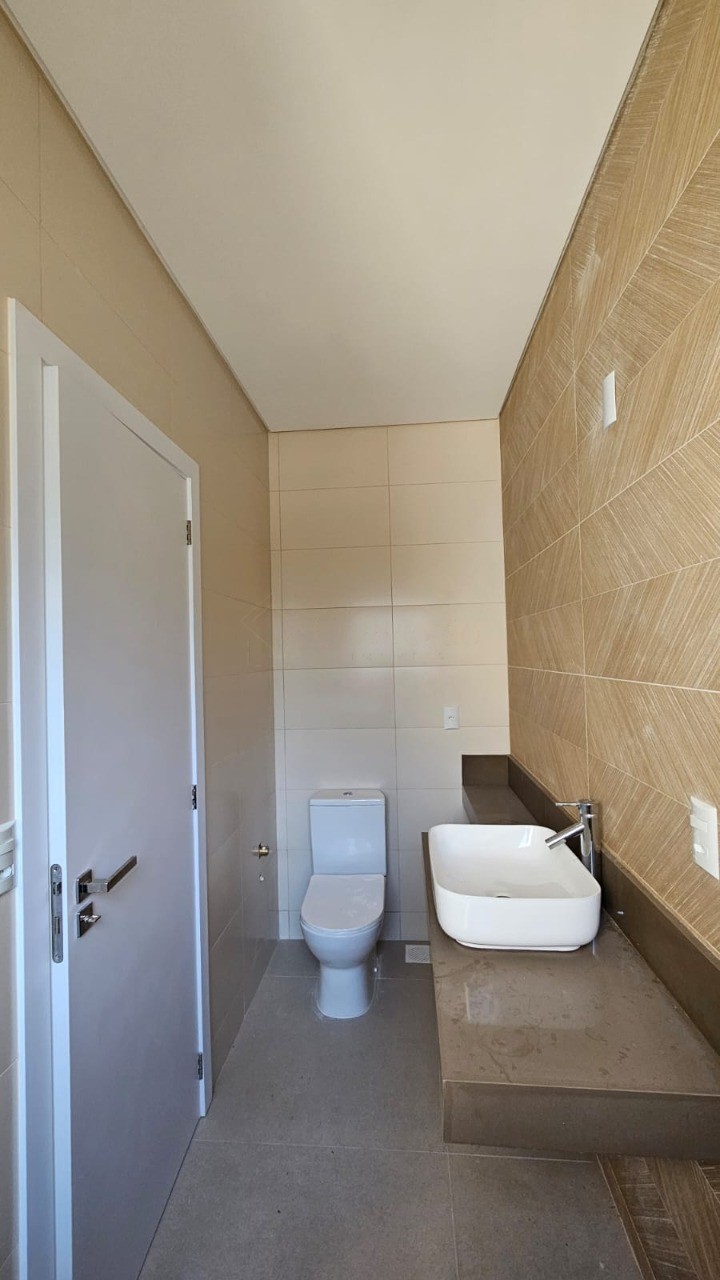 Casa de luxo à venda em Garopaba-SC, no Centro: 3 suítes, 2 salas, 3.5 banheiros, 2 vagas de garagem, 163m².