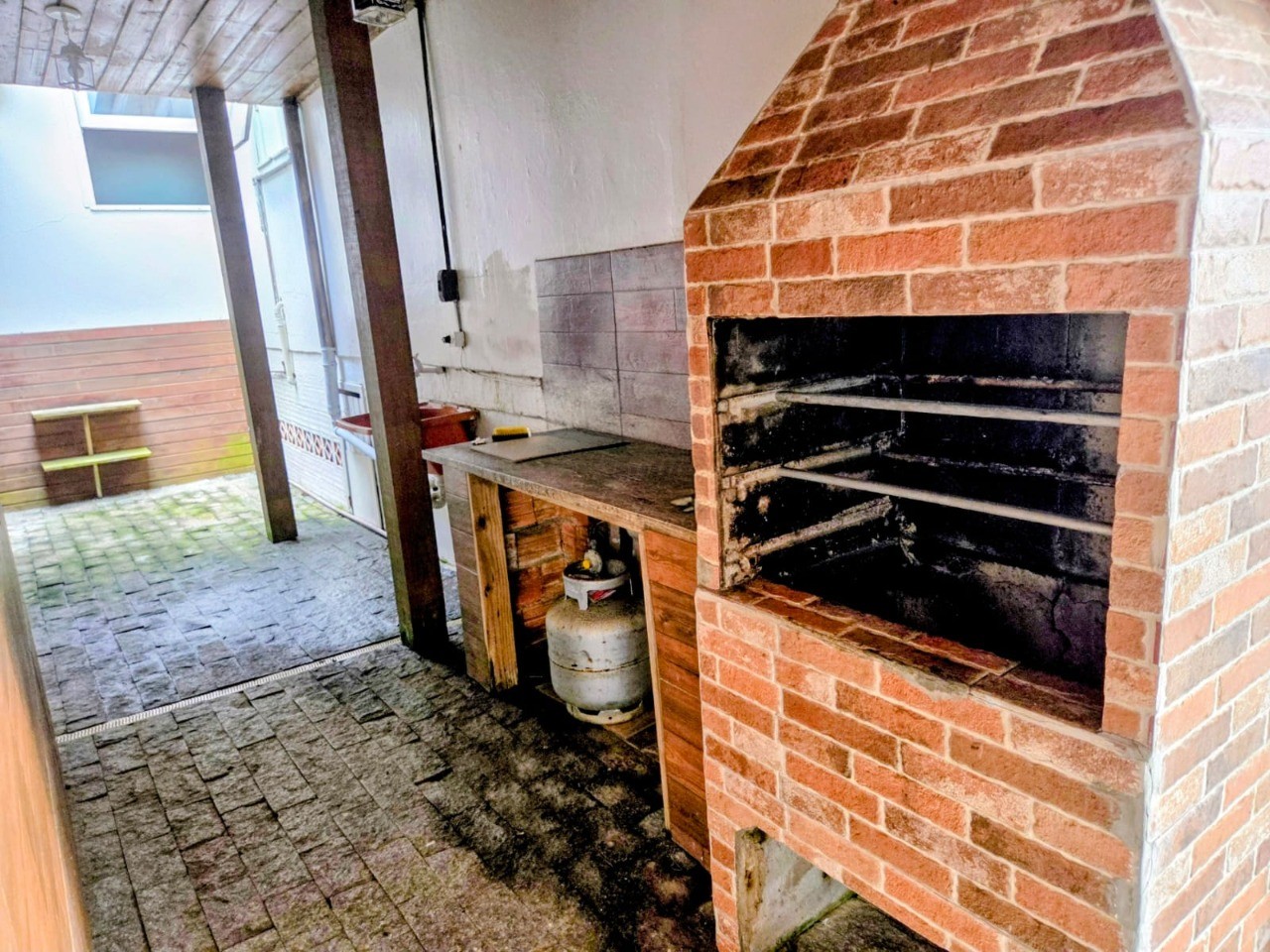 Casa à Venda em Garopaba-SC, Centro: 7 Quartos, 1 Suíte, 4 Salas, 5 Banheiros, 6 Vagas de Garagem - 346m² de Área