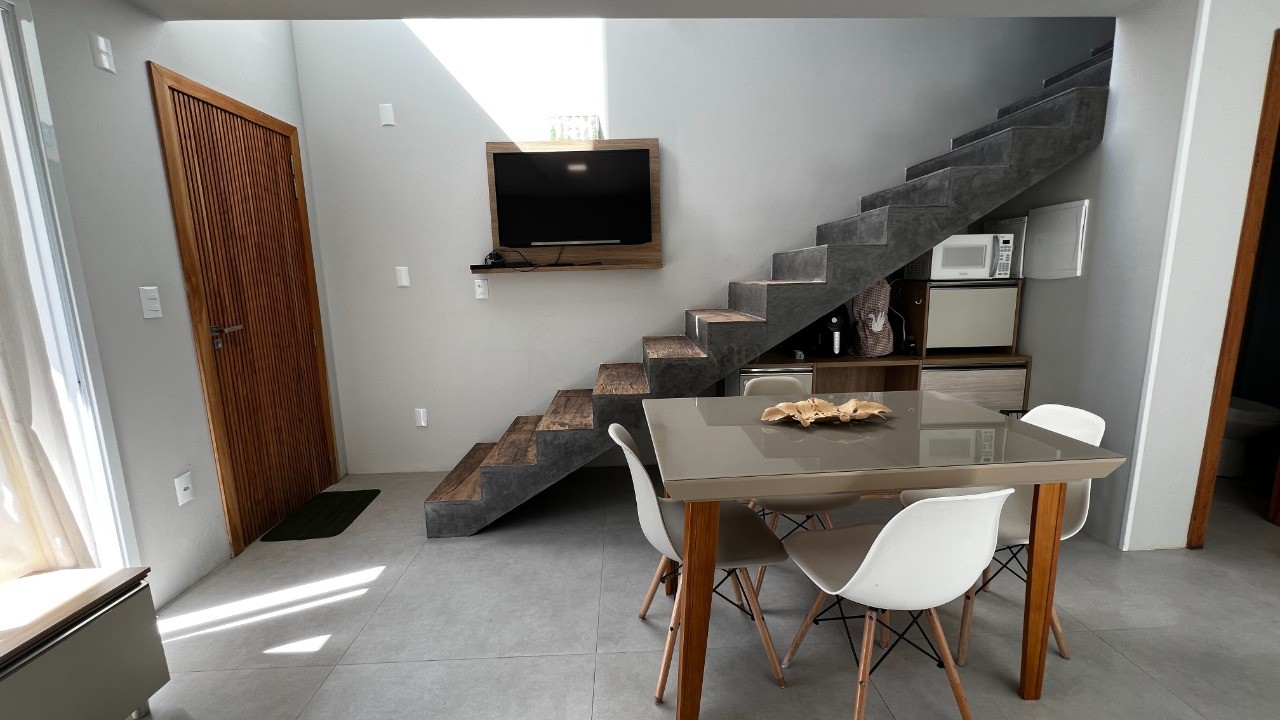 Sobrados no centro de garopaba: casa à venda com 2 quartos, 